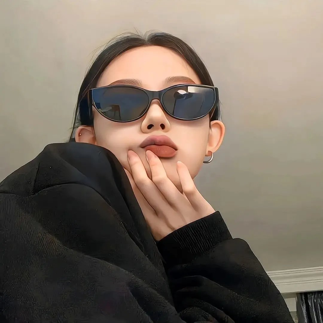 戴流苏耳环的少女